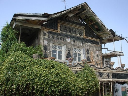 Unik Rumah dari Botol Kaca di Kota Ganja