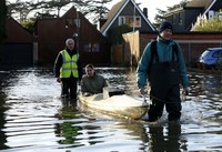 Kota-kota dan sejumlah desa makmur yang ada di sepanjang Sungai Thames hingga ke sebelah barat London berubah bentuk menjadi laguna, atau semacam danau kecil. REUTERS/Luke MacGregor.