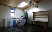 Lebih dari 1.000 rumah yang ada di wilayah sepanjang Sungai Thames, seperti Wraysbury, Datchet dan Chertsey, telah dievakuasi. REUTERS/Luke MacGregor.
