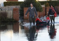 Namun hingga hari ini masih ada beberapa warga Wraysbury terlihat kembali ke rumah mereka untuk menyelamatkan beberapa barang mereka. REUTERS/Luke MacGregor.     