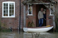 Banjir yang mengepung kawasan Wraysbury ini membuat banyak warga terjebak di rumah mereka. REUTERS/Luke MacGregor.