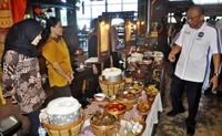 Pramono Edhie menyapa pedagang. (Yogi).
