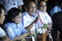 Pramono Edhie berdialog dengan pedagang. (Yogi).