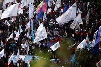 Ribuan buruh long march dari Bundaran HI menuju Istana Negara.