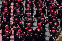 Massa yang mayoritas berpakaian hitam dan merah itu melakukan long march.