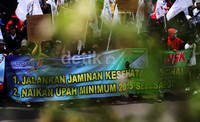 Buruh juga membentangkan spanduk tuntutan.