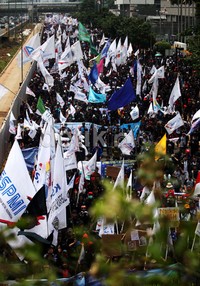 Buruh juga mengibarkan bendera Federasi Serikat Pekerja Metal Indonesia (FSPMI) dan bendera serikat buruh lainnya.