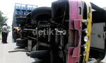 Bus Terguling di Jalur Pantura Pasuruan