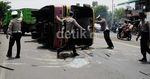 Bus Terguling di Jalur Pantura Pasuruan