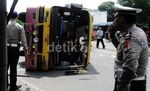 Bus Terguling di Jalur Pantura Pasuruan