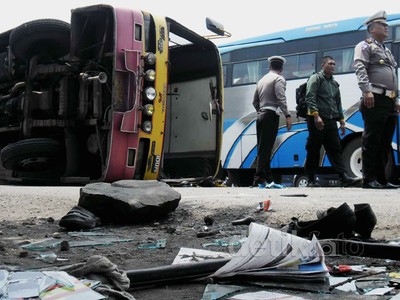 Bus Terguling di Jalur Pantura Pasuruan