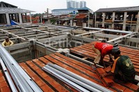 Tak hanya dari sisi desain, material dan cara membangunnya pun nampak berbeda. Dinas Perumahan menggunakan konsep RISA (Rumah Instan Sederhana dan Sehat).