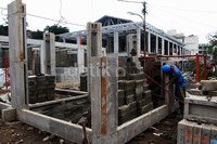 Calon rumah ini memang masih terus dikerjakan oleh para tukang dari pagi hingga sore hari.