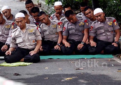 Polisi Salat Berjamaah di Jalanan