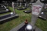 Posisi makam kedua pahlawan tersebut berada di blok D, yang berjarak sekitar 50 meter dari gerbang utama TMP Kalibata. Mereka dikuburkan bersebelahan.