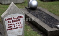 Di sisi sebelah kanan, ada nisan Kopral Harun yang bertuliskan Harun alias Tohir bin Mahdar. Anggota korps Marinir tersebut lahir tanggal 4 April tahun 1947 dan gugur pada tanggal yang bersamaan dengan Usman, 17 Oktober 1968.