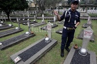 Kedua makam itu tampak terawat dan bersih. Kendi berwarna cokelat dan helm putih tampak berada di dekat pusara. Batu-batu yang berada di tengah makam juga tertata.