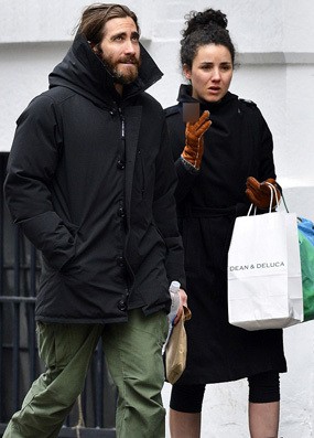 Jake Gyllenhaal Kepergok Jalan Berdua dengan Wanita Misterius