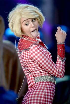 Miley Cyrus Respons Ajakan Prom Night dari Fans