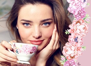 Miranda Kerr Merancang Tea Set Cantik untuk Royal Albert
