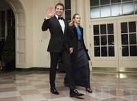Tiba di lokasi acara, Bradley Cooper dan Suki Waterhouse mesra berpegangan tangan. REUTERS/Joshua Roberts.