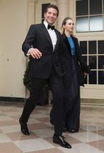 Bradley Cooper dan Suki Waterhouse Mesra di Gedung Putih
