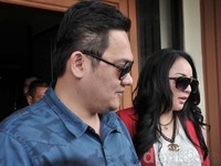 Regina selalu bersama Farhat di sidang cerai perdana Farhat dan Nia Daniati. Noel/detikHOT.