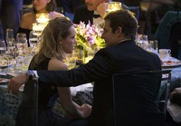 Keduanya terlihat berbincang akrab dengan suasana dinner yang romantis. REUTERS/Kevin Lamarque.
