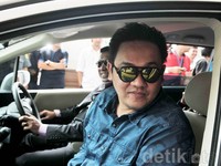 Mereka pun langsung memutarkan lagu duet Farhat dan Regina berjudul 'Suntik Mati'. Noel/detikHOT.