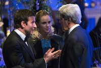 Bintang 'American Hustle' itu juga sempat menyapa John Kerry. REUTERS/Kevin Lamarque.