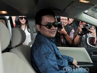 Usai wawancara, Farhat dan Regina langsung menaiki mobil Honda Freed putih. Noel/detikHOT.