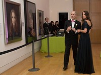 Bersama kepala National Portrait Gallery Sandy Nairne, Kate diajak berkeliling museum. Olivia Harris/Getty Images.
