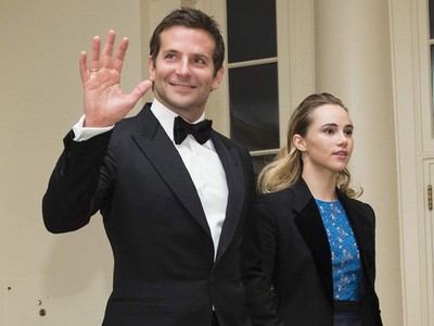 Bradley Cooper dan Suki Waterhouse Mesra di Gedung Putih
