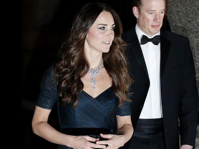 Kate Middleton Anggun Berkalung Berlian