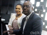 Keith Martin dan Luanada berduet lewat lagu 'Because of You'. Gus Mun/detikHOT.
