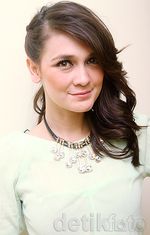 Luna Maya Simple dengan Rok Mini