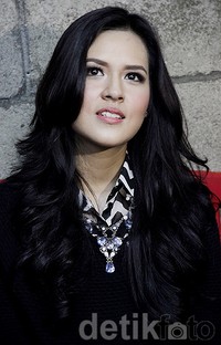 Rambut hitamnya yang indah menambah pesona Raisa. Asep/detikHOT.