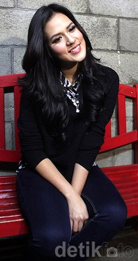 Pada kesempatan itu, Raisa tampil kasual dibalut sweatshirt hitam dan celana denim. Asep/detikHOT.