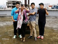 Jadi ini berawal dari lomba desain boxset yang hadiahnya kita kasih hadiah private konser, ucap sang vokalis, Danar. Reno/detikFoto.