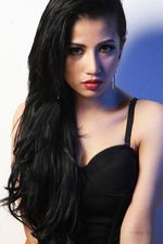 Gaya Sensual Vanya Shinta