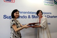 Penandatangan perjanjian kerjasama tesebut, secara simbolis dilakukan oleh General Manager Retail Banking Product and Retail Banking Standard Chartered Bank, Jacqueline Hartono dengan Division Head of marketing Super Indo, Susan Amin.