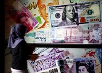 Seorang warga melintas di depan Money Changer, Sabang, Jakarta Pusat. Berdasarkan data, rupiah semakin menguat 0,54% ke Rp12.083 per dolar AS sekitar pukul 15.07 WIB.