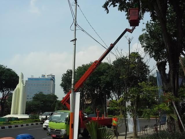 Lampu Sorot dan Lampu Sulur Dipasang untuk Percantik Taman Kota Surabaya