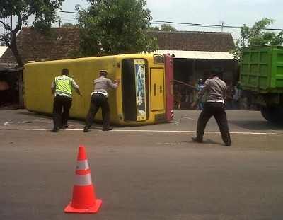 Bus Terguling di Jalur Pantura Pasuruan, Lalin Macet