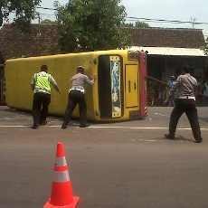 Bus Terguling di Jalur Pantura Pasuruan, Lalin Macet