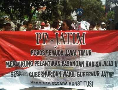 Massa Pro KarSa Hadang Massa Penentang Pelantikan