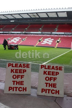 Tak seperti Old Trafford, Emirates Stadium atau Etihad Stadium yang punya kesan sangat modern, Anfield memunculkan kesan tradisional. Tak banyak perubahan dilakukan sejak stadion ini berdiri.