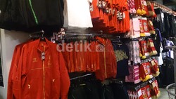 Toko cinderamata resmi juga bisa didapati di Anfield. Beragam hal berbau The Reds bisa didapati di sini.