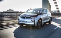 Mobil city car listrik dari BMW ini memiliki desain kompak dengan garis desain khas dari BMW yang modern dan futuristik. BMW i3 diperkuat motor listrik yang mampu menampilkan 170 tenaga kuda (125 kW) dengan torsi 184 lb-ft (250 Nm). Motor listrik hanya memiliki berat 50 kg diklaim mampu i3 berakselerasi 60 km/jam dalam waktu 3,7 detik, atau memiliki 0-100 km/jam mencapai 7,2 detik. (dok: NewsPress.co.uk).
