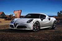 Alfa Romeo 4C memiliki bobot hanya 895 kilogram dan dipersenjatai dengan mesin empat silinder berkapasitas 1,75 liter plus turbocharged. Unit mesin ini mampu memproduksi total daya output 177 kW dengan torsi puncak 350 Nm. Power mesin dikirim ke sistem penggerak roda belakang, dengan sistem transmisi enam percepatan kopling ganda. Dengan sisten ini Alfa Romei 4C mampu mencatat akselerasi 0 sampai 100 km/jam hanya dalam 4,5 detik. (dok:  NewsPress.co.uk).